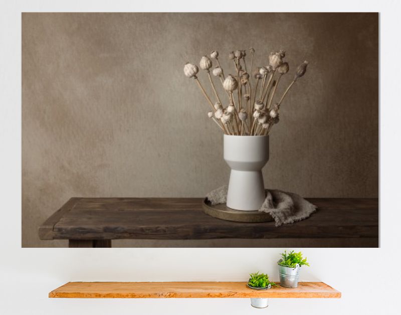 Stilleven met gedroogde papavers in witte vaas