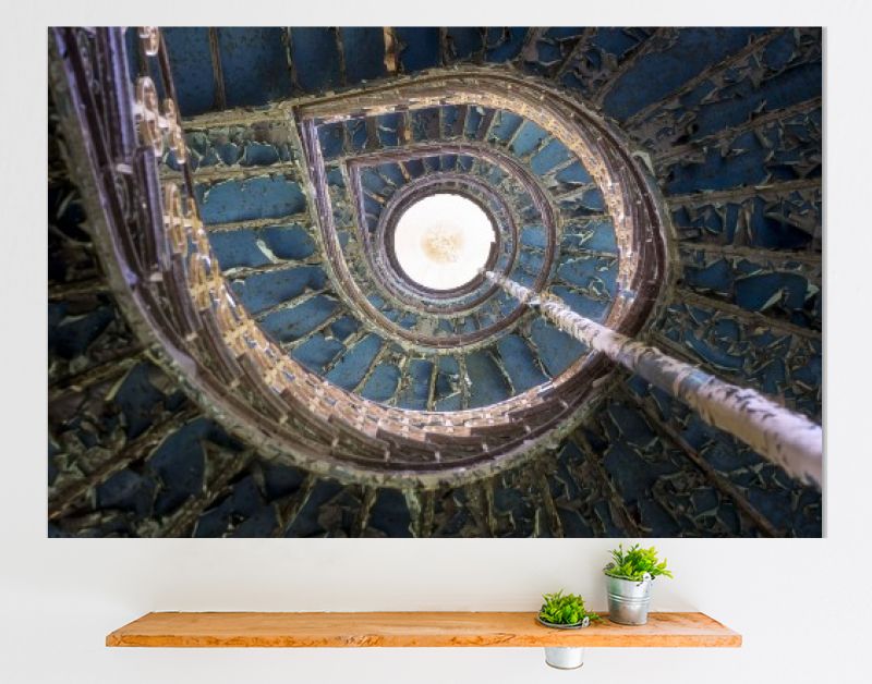 Blauwe Trap in Vervallen Paleis