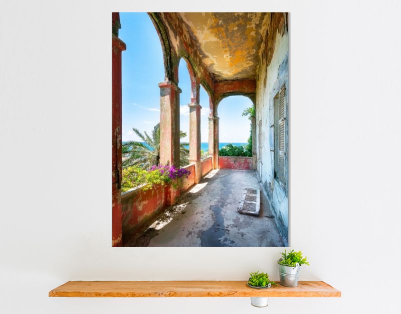 Vervallen Balkon met Tropisch Uitzicht