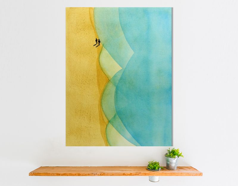 Twee wandelaars op strand bij turquoise zee