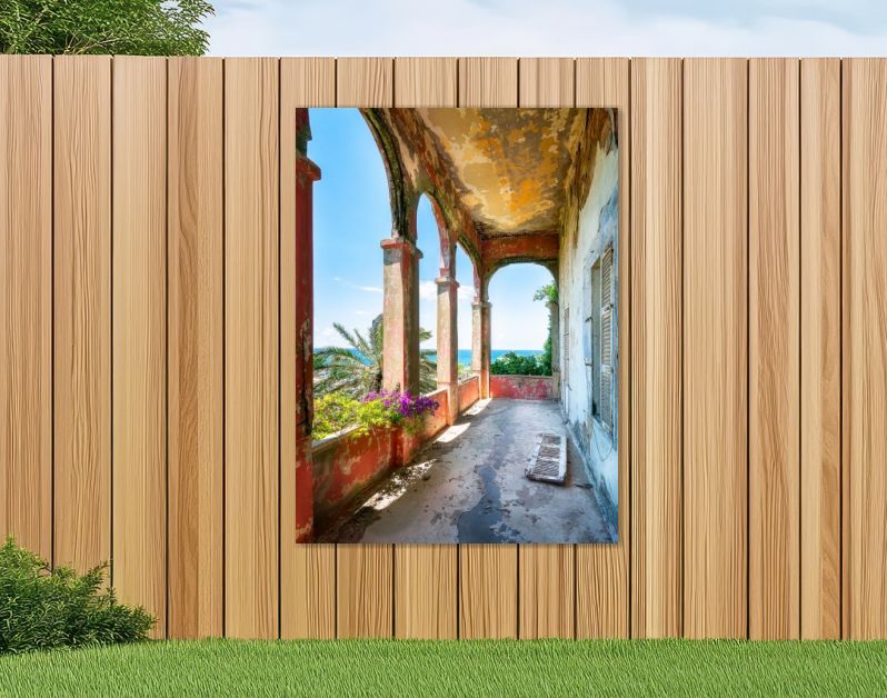 Vervallen Balkon met Tropisch Uitzicht