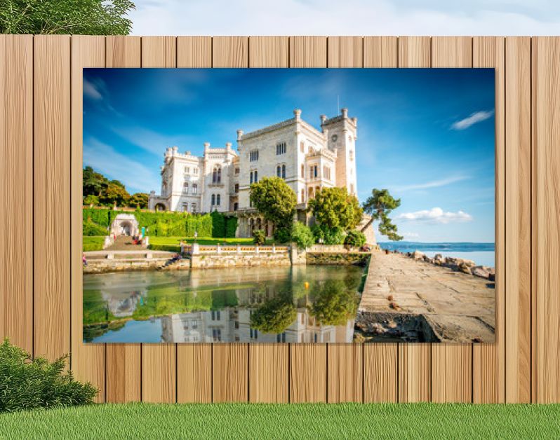 Bekijk op Miramare kasteel aan de Golf van Triëst in het noordoosten van Italië. Lange sluitertijd beeldtechniek met reflectie op het water