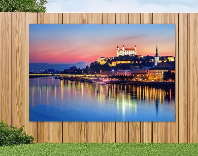 Het kasteel van Bratislava over de rivier van Donau en de oude stad van Bratislava, Slowakije