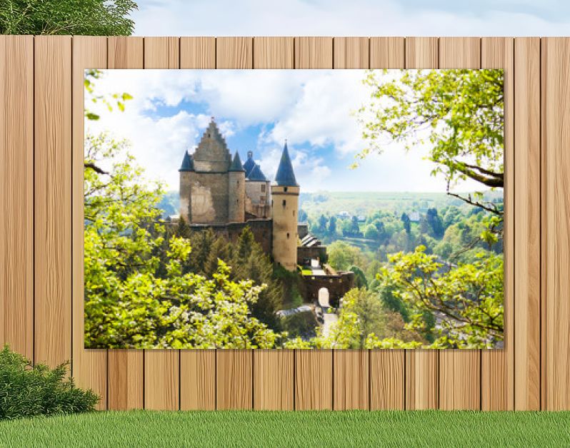 Uitzicht op het kasteel van Vianden in Luxemburg vanaf de heuvel