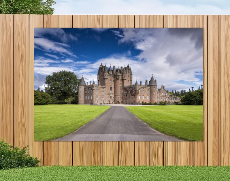 Uitzicht op Glamis Castle in Schotland, Verenigd Koninkrijk. Glamis Castle ligt naast het dorp Glamis in Angus. Het is de thuisbasis van de gravin van Strathmore en Kinghorne en is open voor publiek.