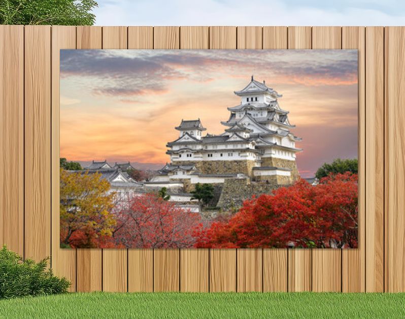 Kasteel van Himeji en rode esdoornbladeren in avondzonlicht en schemerhemel in de stad Himeji, prefectuur Hyogo in Japan.