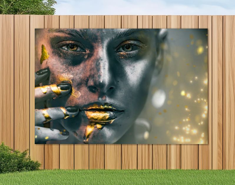 Gouden verfvlekken druipen van het gezicht, de lippen en de hand van de vrouw, lipgloss druipt van sexy lippen, gouden vloeistofdruppels op de mond van een mooi modelmeisje, gouden metalen huidmake-up. Schoonheid vrouw make-up close