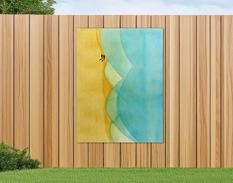 Twee wandelaars op strand bij turquoise zee