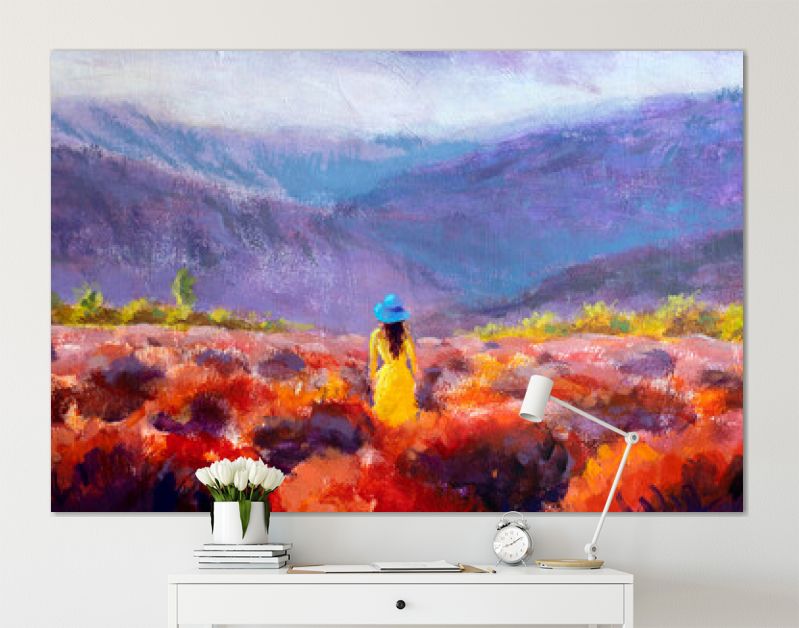 Mooi meisje in een gele jurk staat in een bloemenveld, lavendelveld. Zomers warm bloemenlandschap - acrylolieverfschilderij op canvas.