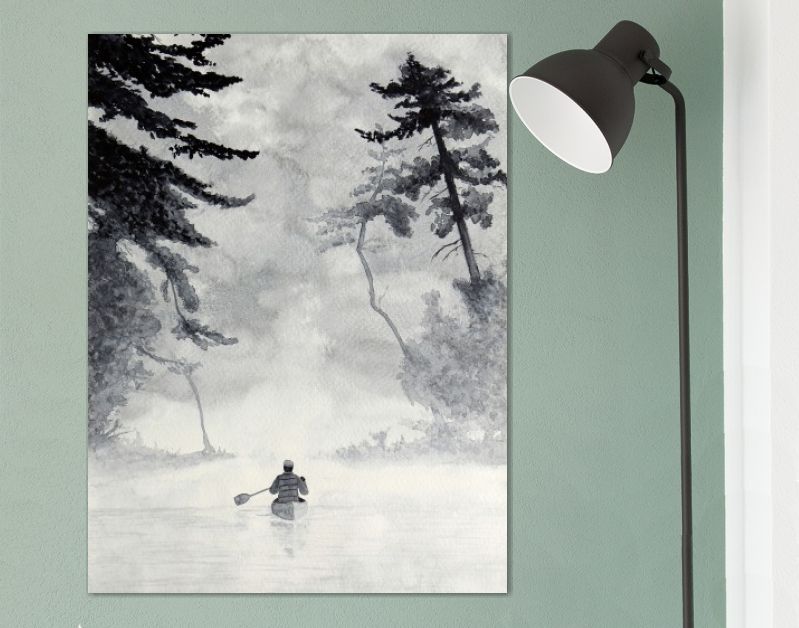 Man in kano op mistig water in boslandschap