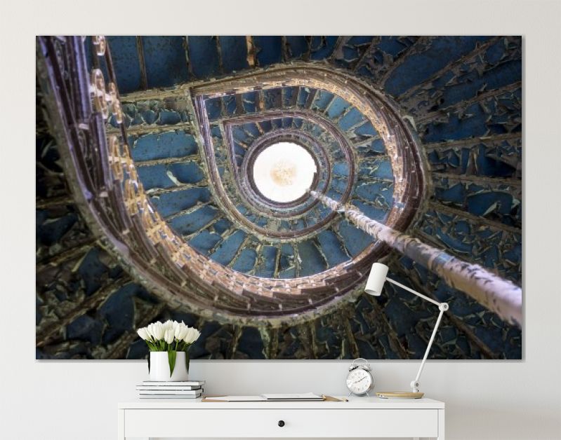 Blauwe Trap in Vervallen Paleis