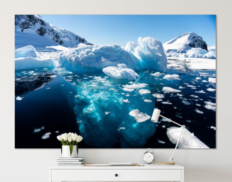 Close-updetails van ijsberg die in het koude water van Antarctica drijft