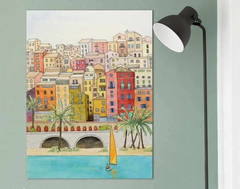 Mediterrane kuststad met zeilboot en palmbomen