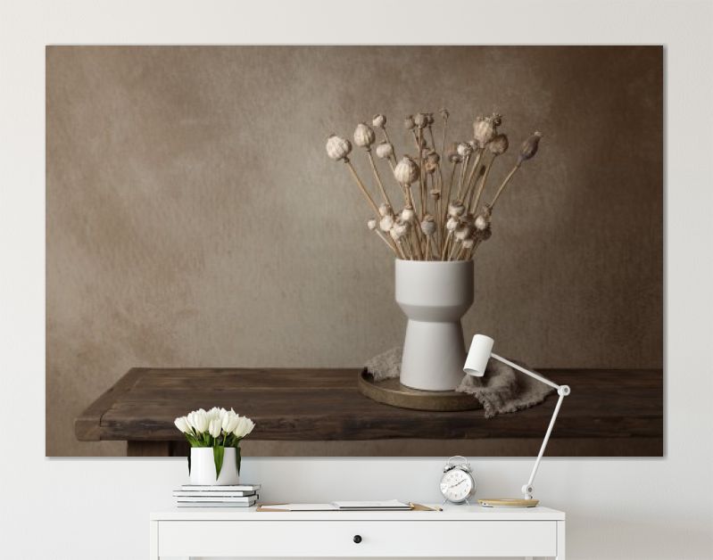 Stilleven met gedroogde papavers in witte vaas