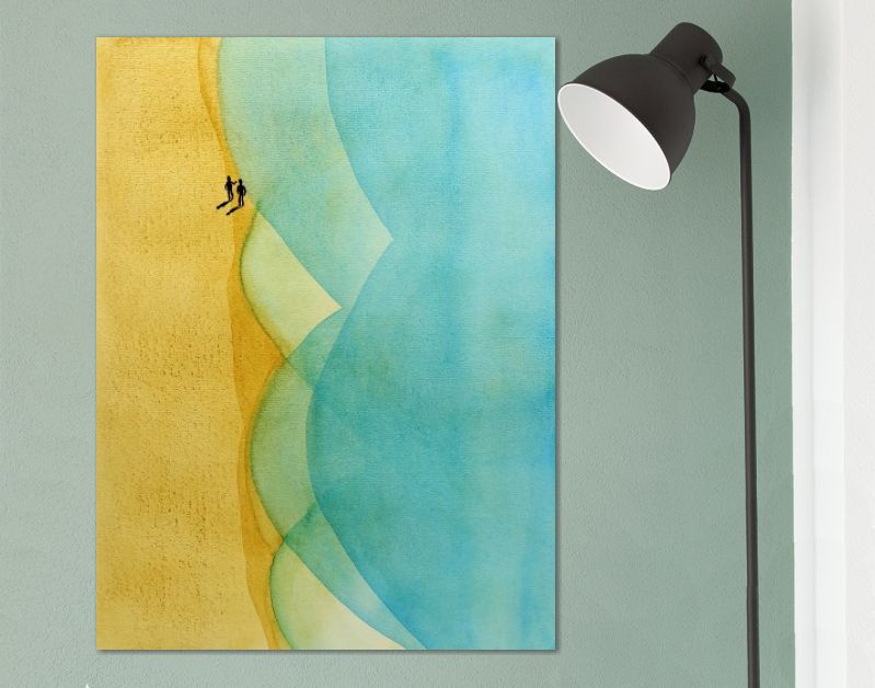 Twee wandelaars op strand bij turquoise zee