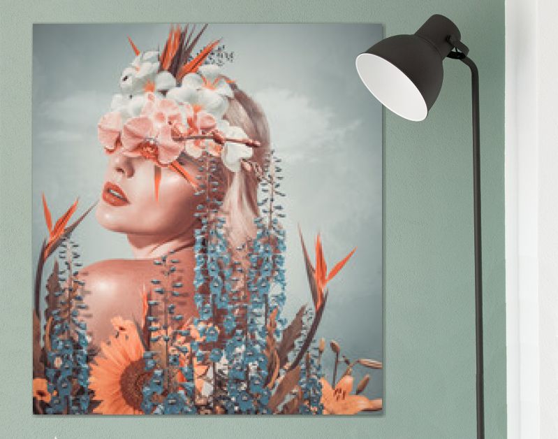 Abstracte kunstcollage van jonge vrouw met bloemen