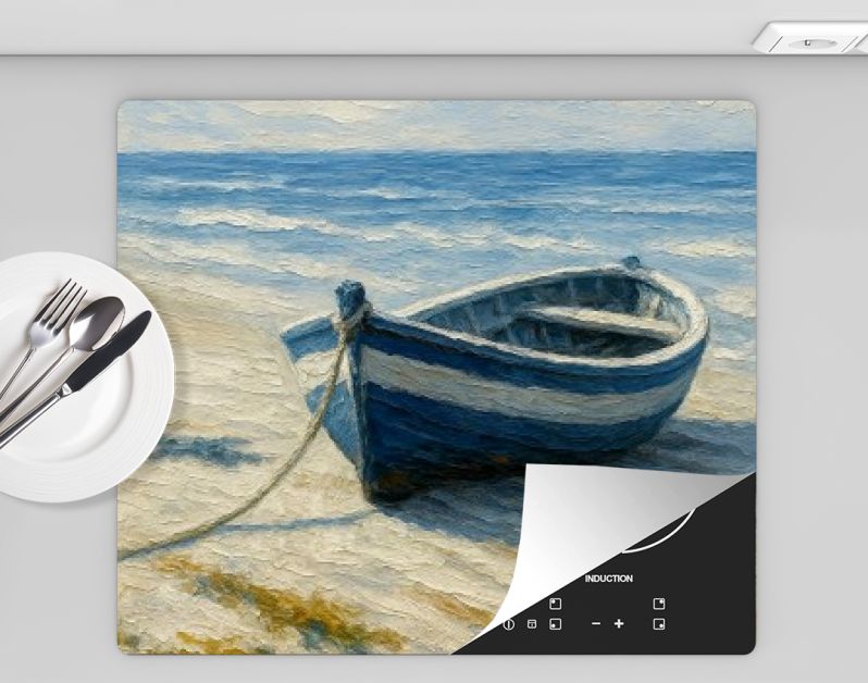 Blauwe roeiboot op rustig strand bij zee