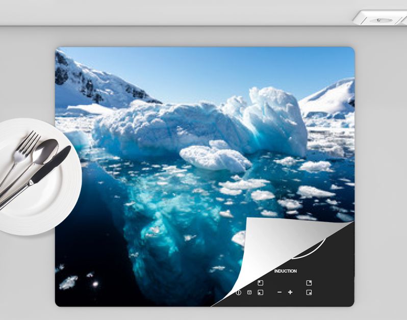 Close-updetails van ijsberg die in het koude water van Antarctica drijft