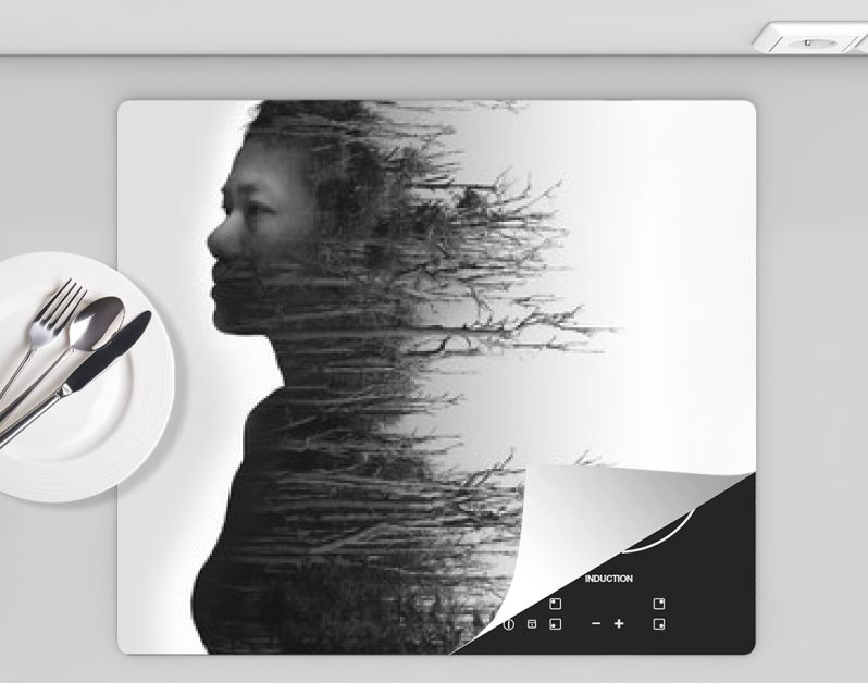 Dubbel belichtingsportret van jonge vrouw en gedroogd bos