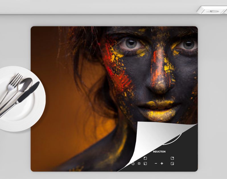 donker portret van vrouw in zwarte verf met gele vegen