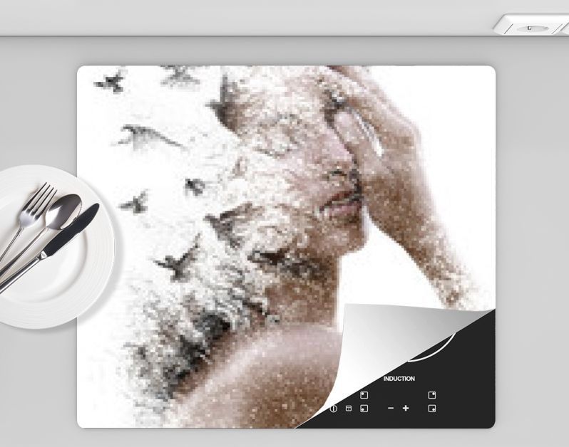 Paintografie. Double Exposure-portret van een elegante vrouw met gesloten ogen gecombineerd met handgemaakte potloodtekening van een zwerm vogels die vrij rondvliegen en lijken op uiteenvallende deeltjes van haar wezen