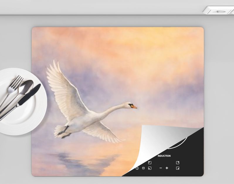 Witte zwaan in vlucht boven water bij zonsopkomst