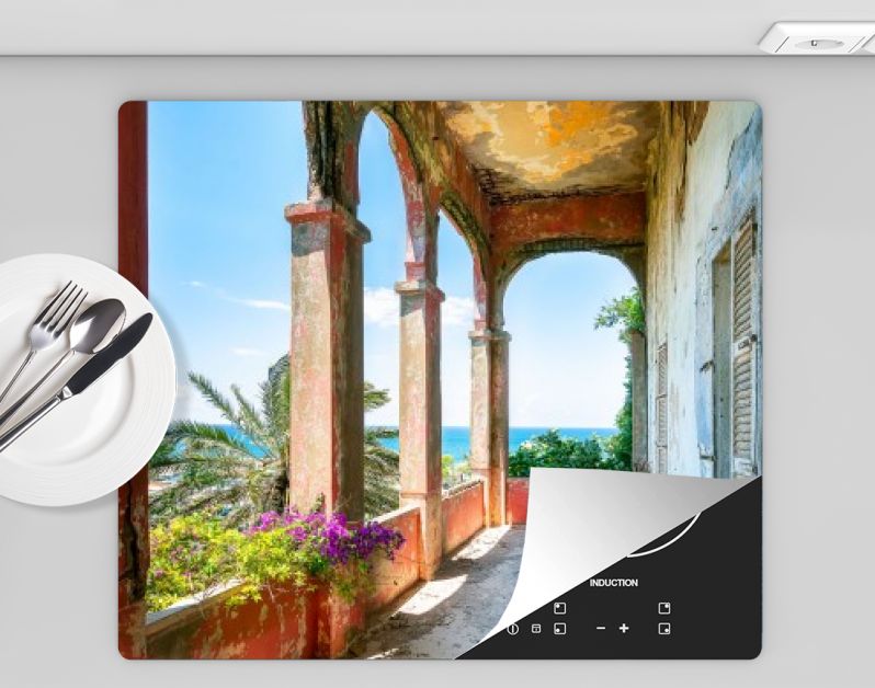 Vervallen Balkon met Tropisch Uitzicht