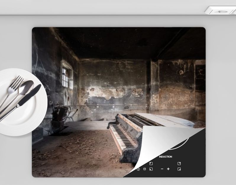 Piano in Donkere Garage