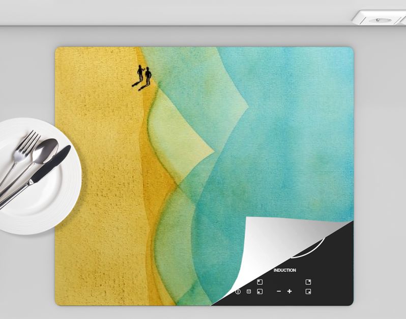 Twee wandelaars op strand bij turquoise zee