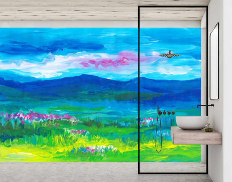 Olieverf landschap schilderij. Blauwe bergen, groene velden, roze bloemen, avondrood.