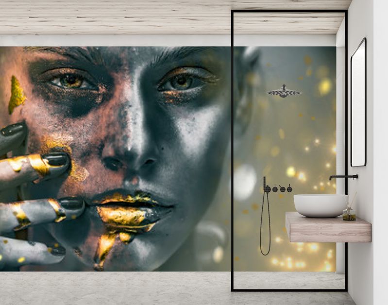 Gouden verfvlekken druipen van het gezicht, de lippen en de hand van de vrouw, lipgloss druipt van sexy lippen, gouden vloeistofdruppels op de mond van een mooi modelmeisje, gouden metalen huidmake-up. Schoonheid vrouw make-up close