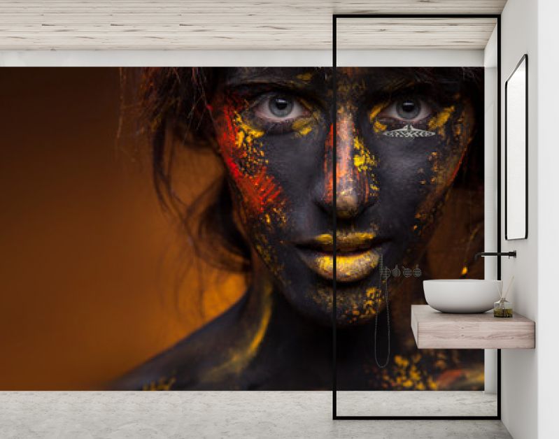 donker portret van vrouw in zwarte verf met gele vegen