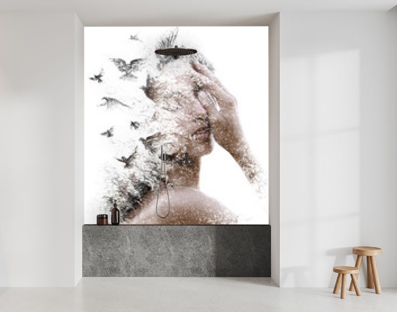 Paintografie. Double Exposure-portret van een elegante vrouw met gesloten ogen gecombineerd met handgemaakte potloodtekening van een zwerm vogels die vrij rondvliegen en lijken op uiteenvallende deeltjes van haar wezen