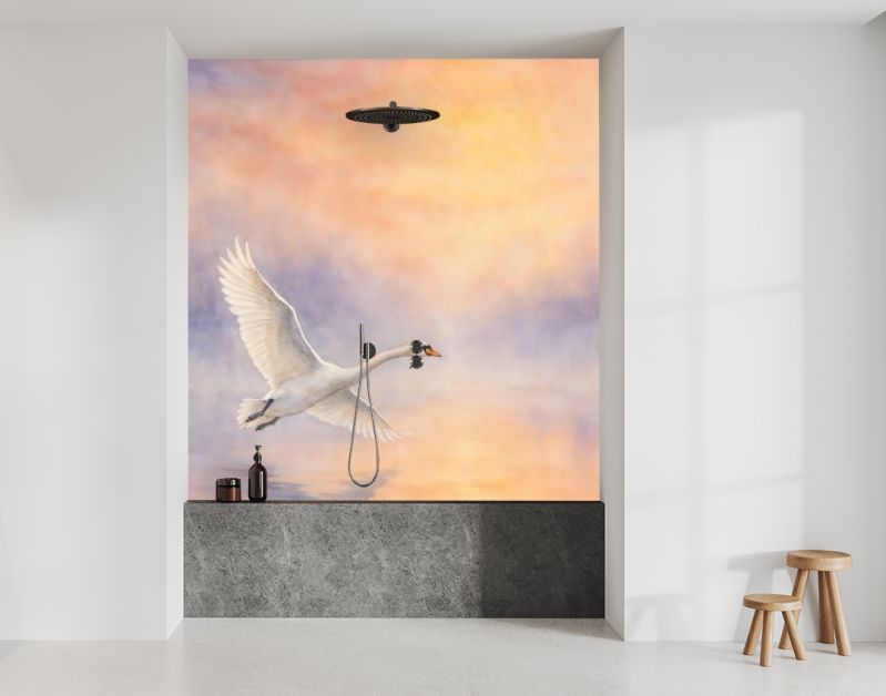 Witte zwaan in vlucht boven water bij zonsopkomst