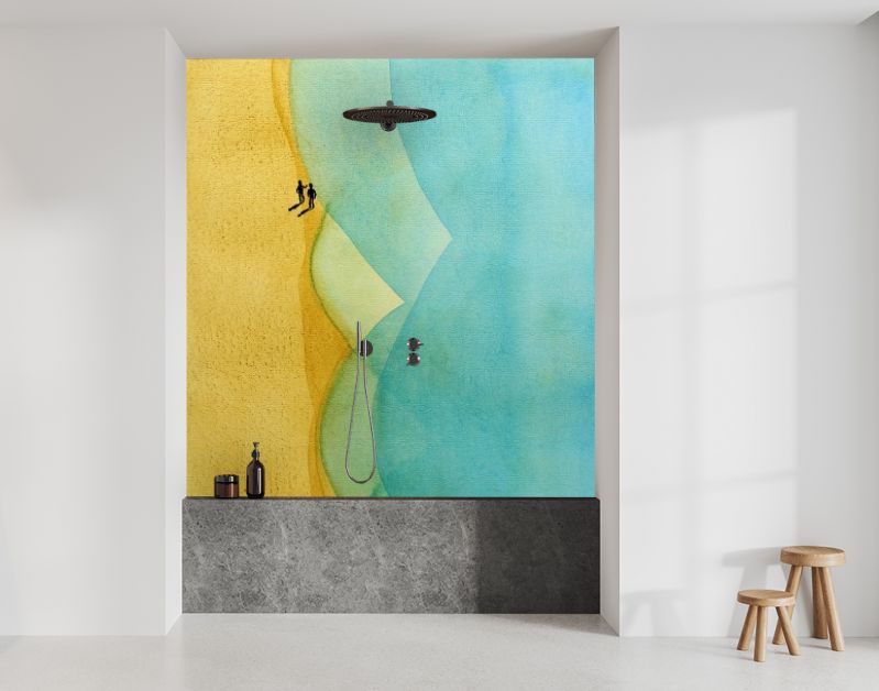 Twee wandelaars op strand bij turquoise zee