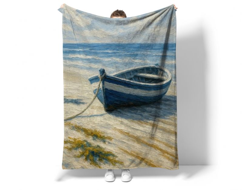 Blauwe roeiboot op rustig strand bij zee