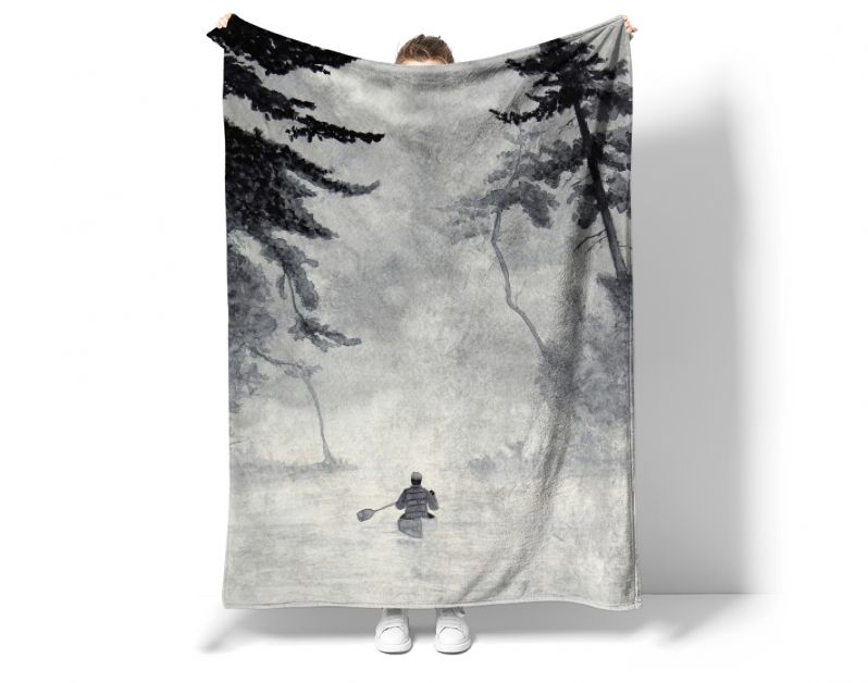 Man in kano op mistig water in boslandschap