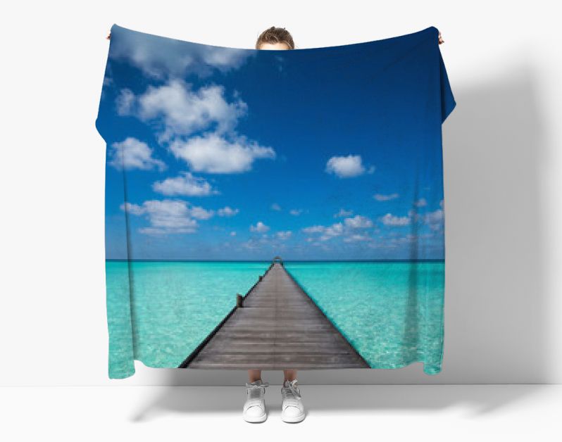 Houten pier met blauwe zee en lucht achtergrond