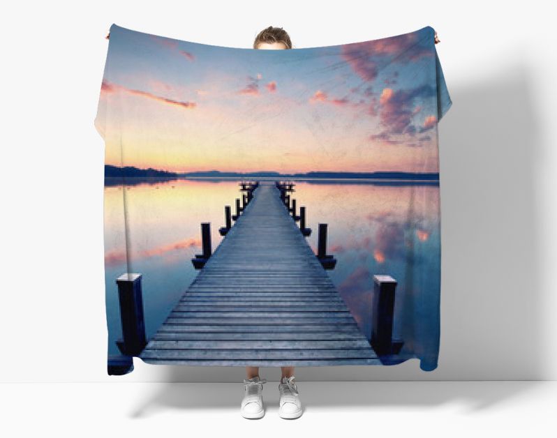 eindeloze promenade aan de oever van het meer