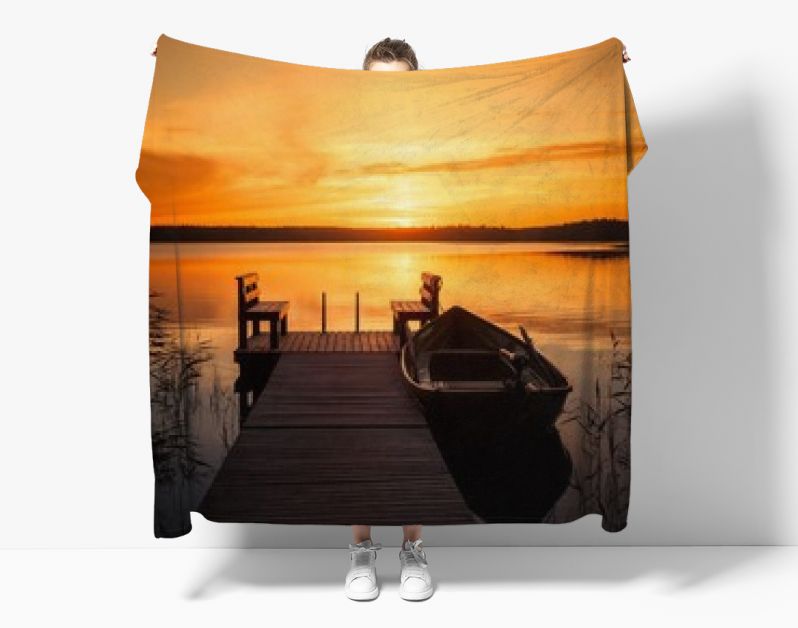 Zonsondergang boven de vissteiger aan het meer in Finland