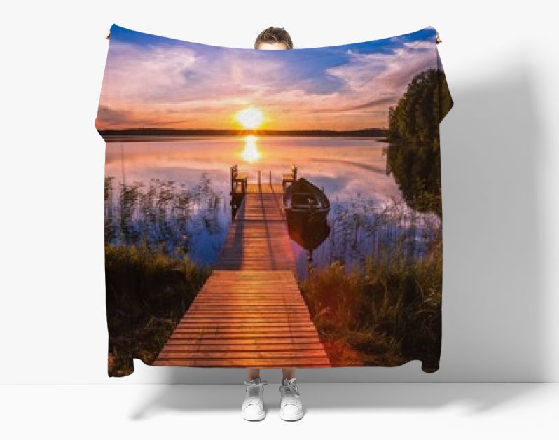 Zonsondergang boven de vissteiger aan het meer in Finland