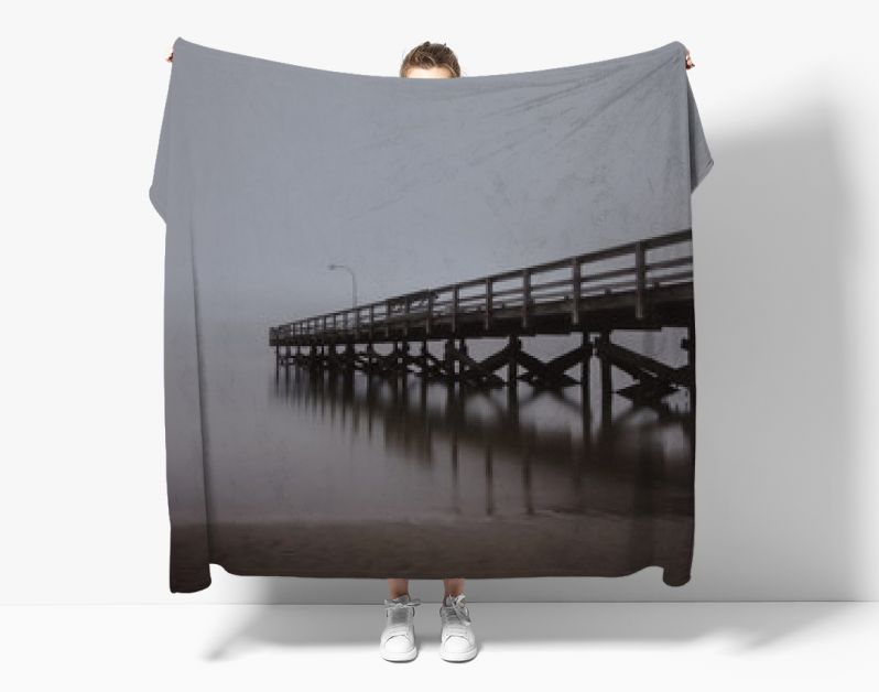 Vissteiger die in mistige omstandigheden in zee verdwijnt. Dramatisch zeegezicht, griezelige humeurige scène.