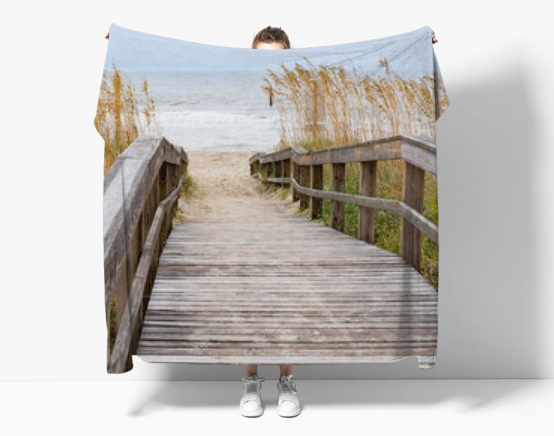 Promenade die leidt naar het strand