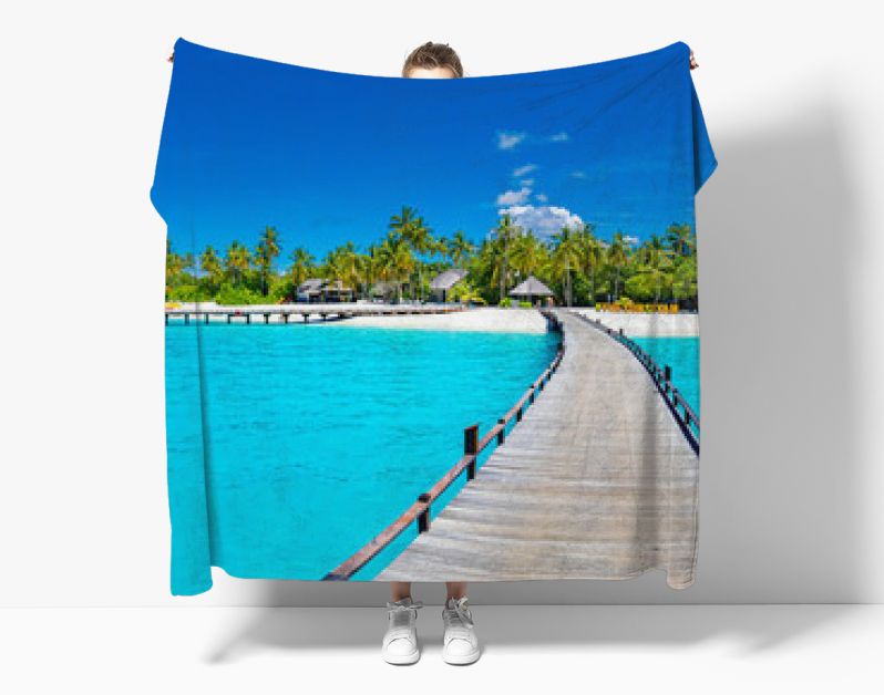 Maldiven eiland strand panorama. Palmbomen en strandbar en lang houten pierpad. Tropische vakantie en zomervakantie achtergrond concept