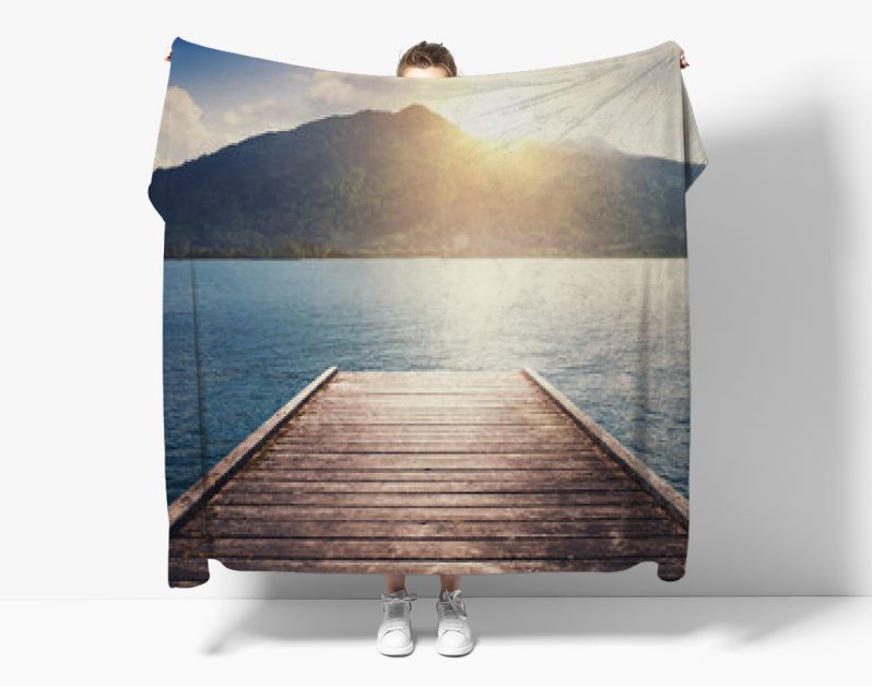 landschap met meer, ligplaats en heuvels