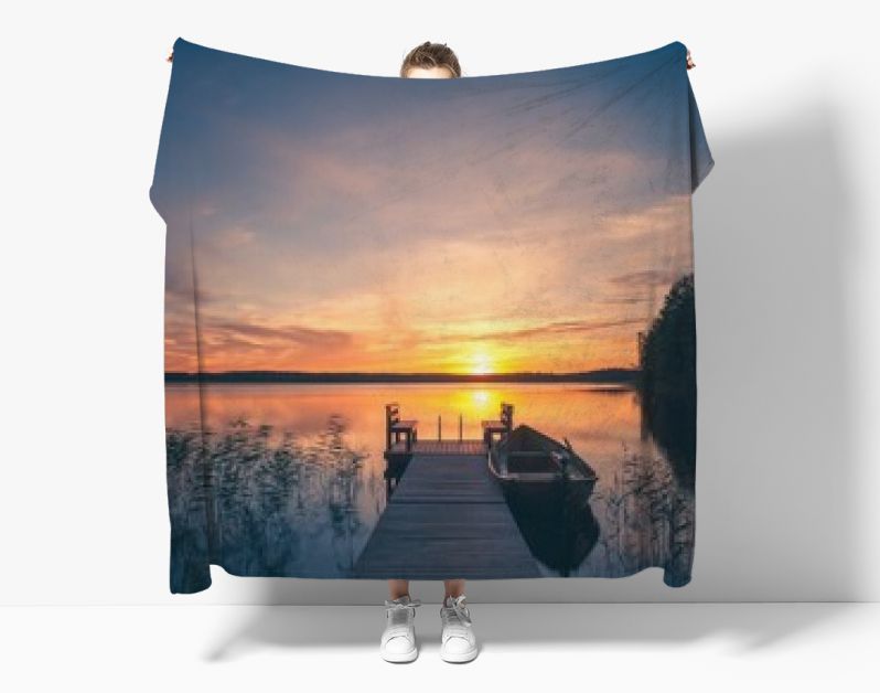 Zonsopgang boven de vissteiger aan het meer in Finland