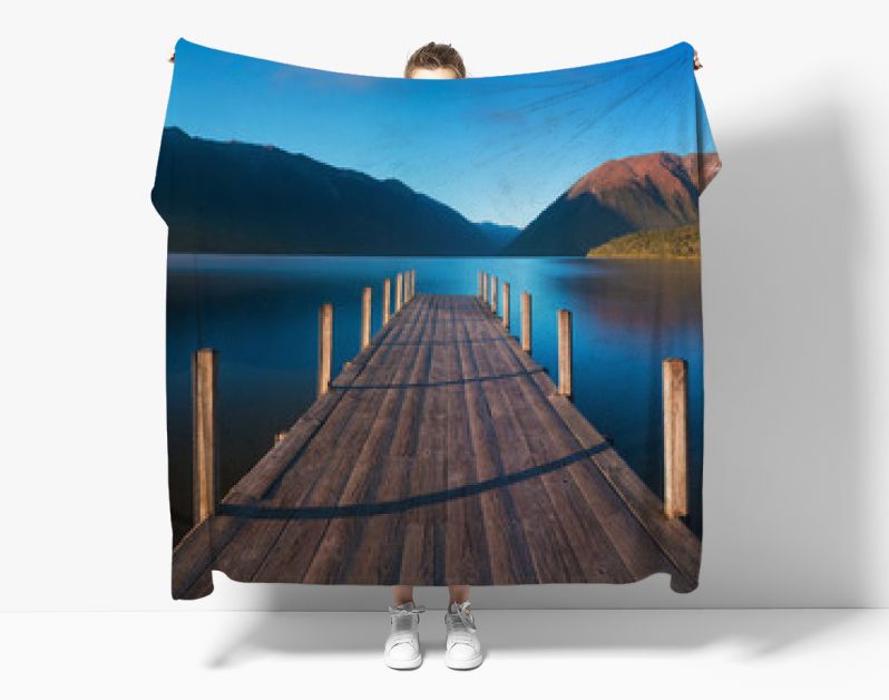 Romantische werf aan het Rotoiti-meer, uitzicht op de mistige Saint Arnaud Ridge, allemaal onderdeel van het Nelson Lakes National Park in het noorden van het Zuidereiland van Nieuw-Zeeland Mooie pier op zonsopgang