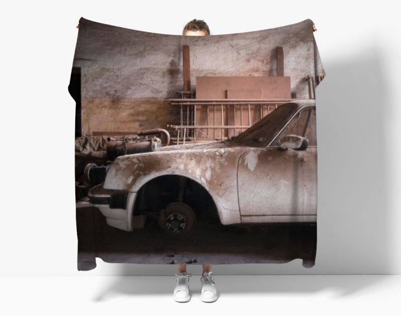 Porsche in Verlaten Garage