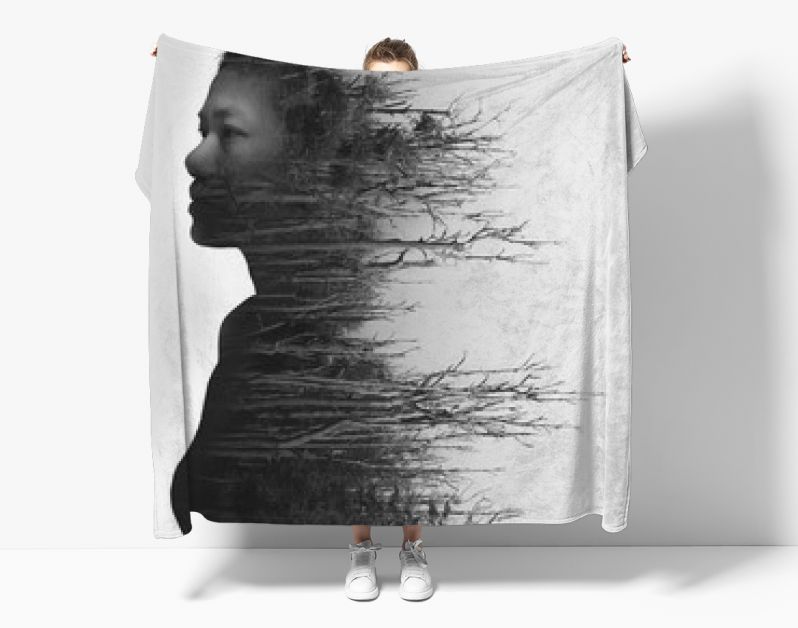 Dubbel belichtingsportret van jonge vrouw en gedroogd bos