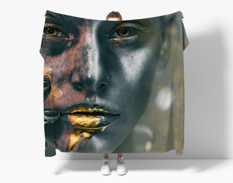 Gouden verfvlekken druipen van het gezicht, de lippen en de hand van de vrouw, lipgloss druipt van sexy lippen, gouden vloeistofdruppels op de mond van een mooi modelmeisje, gouden metalen huidmake-up. Schoonheid vrouw make-up close